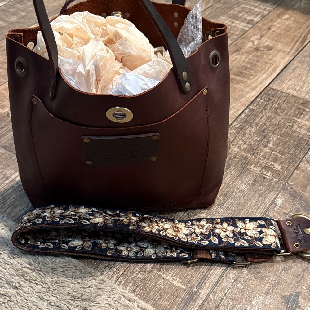 Elegant Brown Leather Tote Bag - Picture 3 of 4